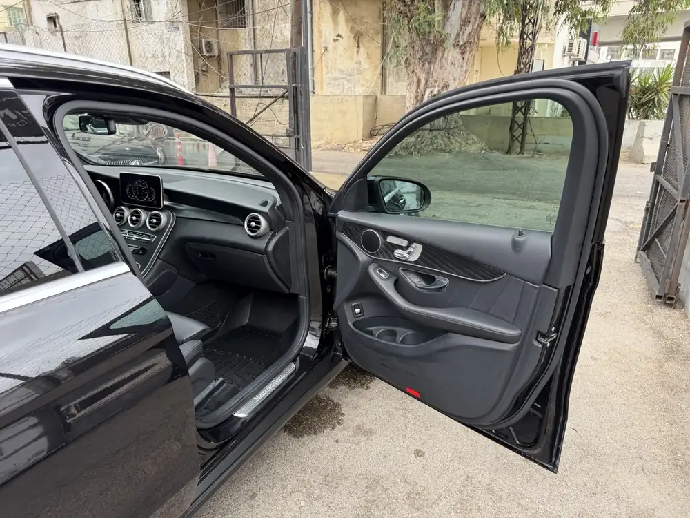 Mercedes-Benz GLC 300 4Matic AMG 2018 photo 39