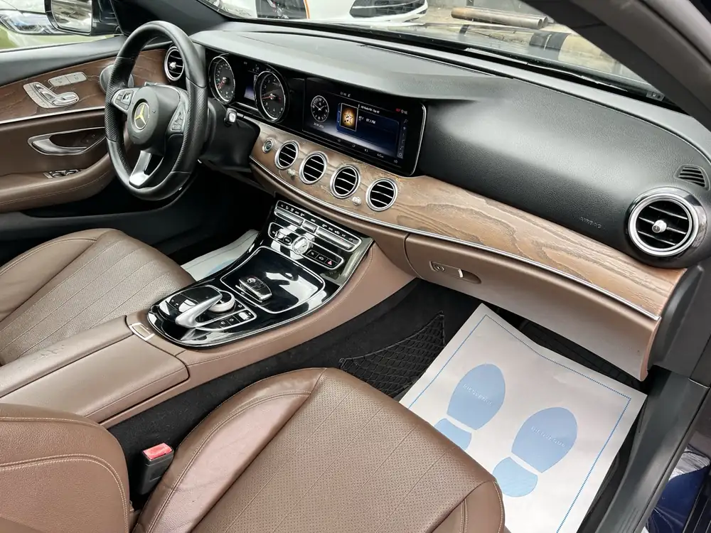 Mercedes-Benz E300 AMG 2017 photo 22